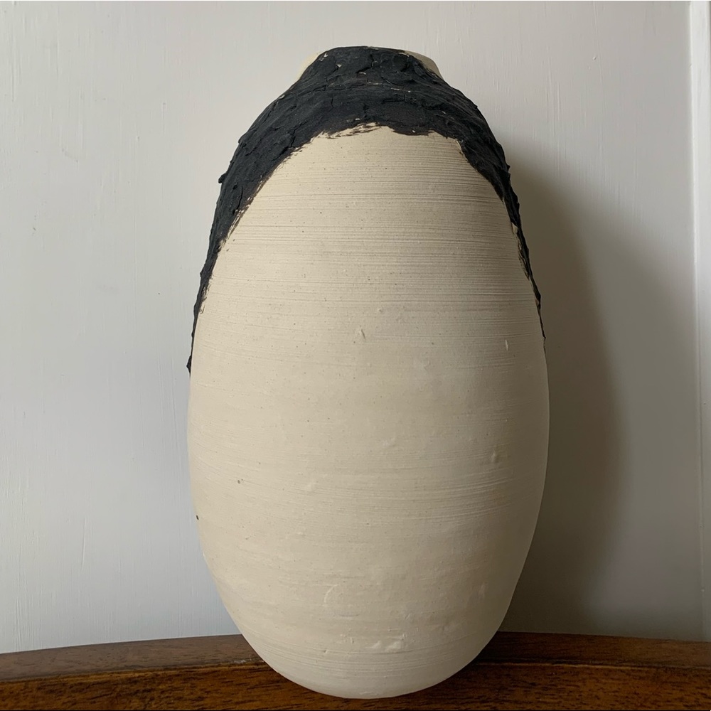 Handmade wheel thrown vase. - Picture 2 of 4